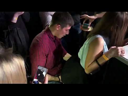 ❤️ Echte seks yn in Russyske nachtclub. 18-jierrich Russysk famke yn 'e anus en fagina neukt yn in nachtclub ❤ Fucking video op fy.passionateembracespotlight.ru ☑