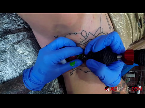 ❤️ Ekstreem tattooed hottie Sully Savage krige in tattoo op har klitoris ❤ Fucking video op fy.passionateembracespotlight.ru ☑